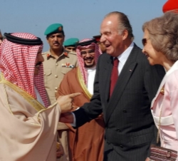 Sus Majestades los Reyes, Don Juan Carlos y Doña Sofía, conversan con Su Majestad el Rey Hamad Bin Isa Bin Salman Al-Khalifa de Bahrein. 
(Aeropue