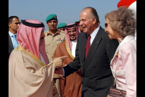 Sus Majestades los Reyes, Don Juan Carlos y Doña Sofía, conversan con Su Majestad el Rey Hamad Bin Isa Bin Salman Al-Khalifa de Bahrein. 
(Aeropue
