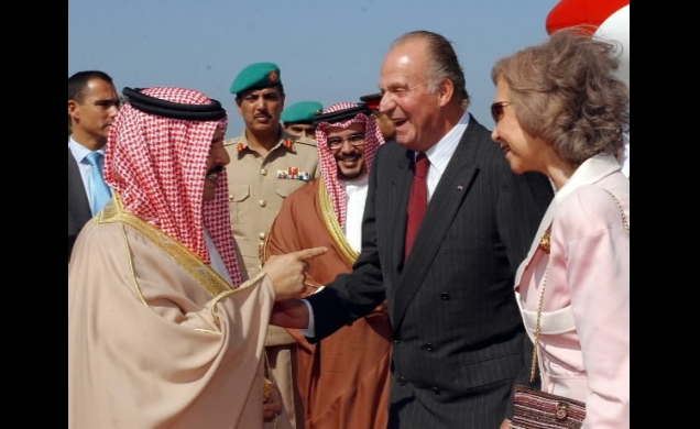 Sus Majestades los Reyes, Don Juan Carlos y Doña Sofía, conversan con Su Majestad el Rey Hamad Bin Isa Bin Salman Al-Khalifa de Bahrein. 
(Aeropuerto 