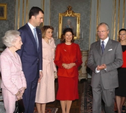Encuentro y almuerzo con SS.MM. los Reyes de Suecia y S.A.R. la Princesa Victoria
Palacio Real, 19 de abril de 2005