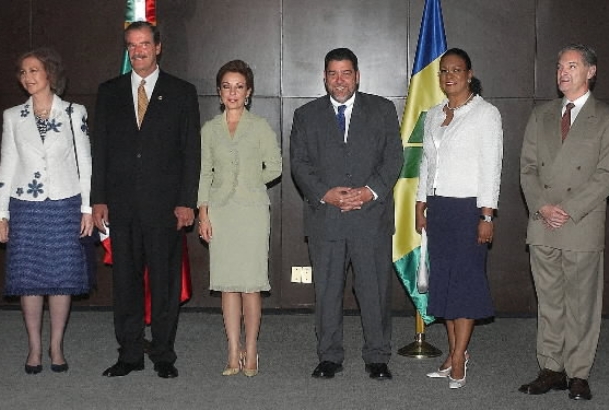 La Reina, el Presidente de México y su esposa, y el Canciller mexicano y su esposa, en la inauguración del Foro "Microfinanzas y Desarrollo"