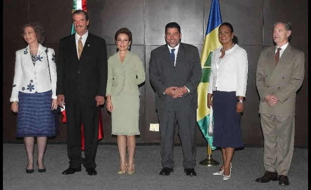 La Reina, el Presidente de México y su esposa, y el Canciller mexicano y su esposa, en la inauguración del Foro "Microfinanzas y Desarrollo"
