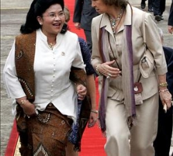 Su Majestad la Reina junto a la ministra de Sanidad de Indonesia, Siti Fadilah Supari, a su llegada al Aeropuerto de Yakarta