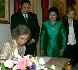 Doña Sofía firma en el libro de honor de la ciudad de Yakarta, en presencia del presidente de Indonesia, Susilo Bambang Yudhoyono, y de su esposa, Ani