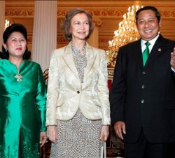 Su Majestad la Reina junto al presidente de Indonesia, Susilo Bambang Yudhoyono, y su esposa Anii de Yudhoyono antes de su reunión en el palacio presi