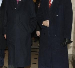 Don Juan Carlos, acompañado por el Jefe de Protocolo del Ministerios de Asuntos Exteriores alemán, Rainald Steck, a su llegada a  Berlín
