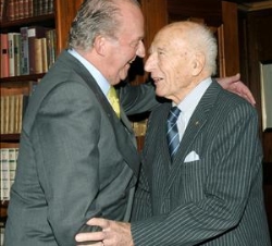 Don Juan Carlos saluda al ex canciller alemán Walter Schell