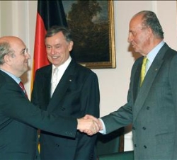 Don Juan Carlos saluda al comisario europeo de Asuntos Económicos y Monetarios, Joaquín Almunia, en presencia del presidente de Alemania, Horst Köhler