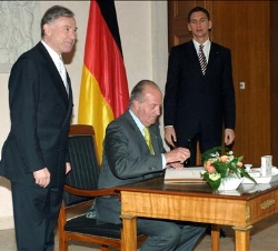 Su Majestad el Rey acompañado por el presidente de Alemania, Horst Köhler, firma el libro de Honor en el Palacio de Bellevue