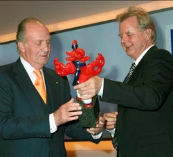 Don Juan Carlos recibe el Premio de los Medios de Comunicación alemanes 2006 de manos de Karlheinz Koegel, fundador de la sociedad que concede el Prem