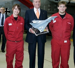 Dos empleados del Centro de EADS, obsequiaron al Rey con una maqueta del Eurofighter