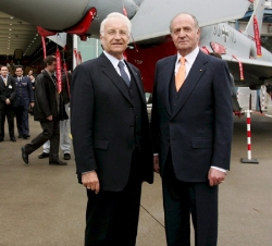 Don Juan Carlos junto al Primer Ministro de Baviera Edmund Stoiber, frente al avión de combate Eurofighter en el centro aeronaútico de Manching