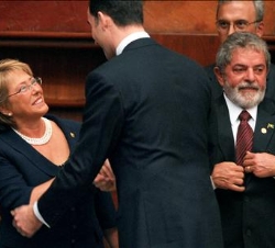 Don Felipe saluda a la Presidenta de Chile, Michelle Bachelet, en el acto de toma de posesión de Rafael Correa, en presencia del Presidente de Brasil