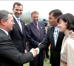 El Presidente de Ecuador, Rafael Correa, acompañado por su esposa, saluda al presidente de Colombia, Álvaro Uribe, en presencia de Su Alteza Real el P