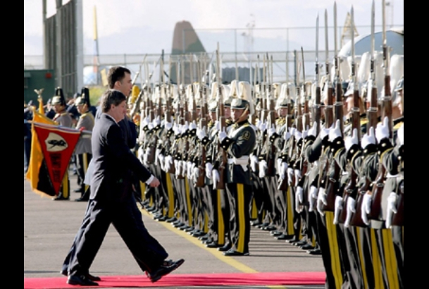 El Príncipe de Asturias pasa revista a un batallón de honor, junto al Ministro de Relaciones Exteriores de Ecuador, Francisco Carrión, tras su llegada