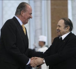Su Majestad el Rey y el Presidente Bouteflika, en el Aeropuerto de Argel
