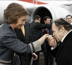 El Presidente de Argelia saluda a Su Majestad la Reina a su llegada al Aeropuerto de Argel