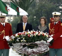 Don Juan Carlos y Doña Sofía, durante la ofrenda floral en el Monumento por los Mártires