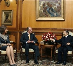 Encuentro de Sus Majestades los Reyes con el Presidente de Argelia en el Palacio El Mouradia