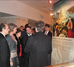 Su Majestad la Reina Sofía, junto al director general del Instituto Europeo del Mediterráneo (IEMED), Senén Florensa, atiende a las explicaciones del 