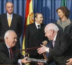 Los Reyes y el Presidente de Argelia presencian la firma de los acuerdos bilaterales por parte del ministro de Asuntos Exteriores y Cooperación españo