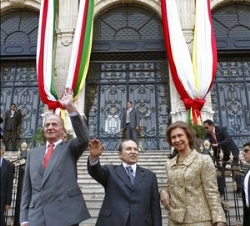 Los Reyes, con el Presidente de Argelia, en la Plaza del Ayuntamiento de Orán