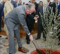 Don Juan Carlos planta un olivo en honor de las relaciones de amistad hispano-argelinas