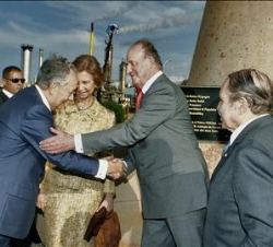 Sus Majestades los Reyes reciben el saludo de Juan Miguel Villar Mir, en presencia del Presidente Bouteflika