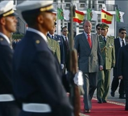 Su Majestad el Rey y el Presidente de Argelia, en la ceremonia oficial de despedida