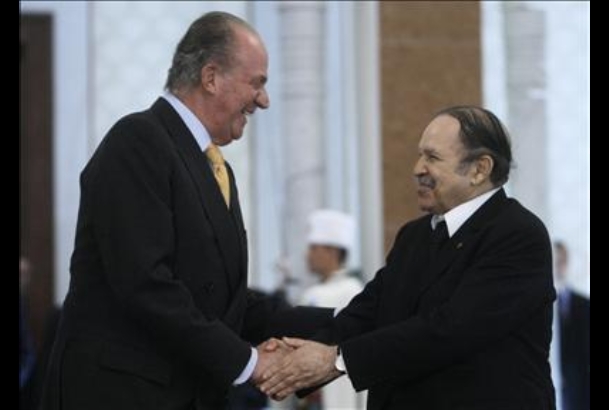 Su Majestad el Rey y el Presidente Bouteflika, en el Aeropuerto de Argel