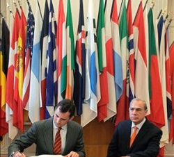 El Príncipe de Asturias firma en el libro de Honor de la Organización de Cooperación y Desarrollo Económico (OCDE), en presencia del Secretario Genera
