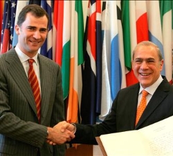 Don Felipe saluda al Secretario General de la Organización de Cooperación y Desarrollo Económico (OCDE), Ángel Gurría