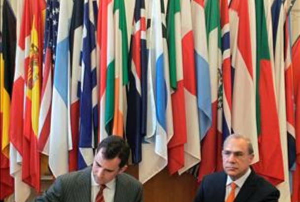 El Príncipe de Asturias firma en el libro de Honor de la Organización de Cooperación y Desarrollo Económico (OCDE), en presencia del Secretario Genera