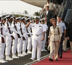 Sus Majestades los Reyes a su llegada al Aeropuerto de Cartagena de Indias