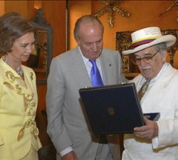 Sus Majestades los Reyes con el Nobel Gabriel García Márquez