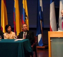 Don Juan Carlos durante su intervención en el acto de clausura del XIII Congreso de la Asociación de Academias de la Lengua