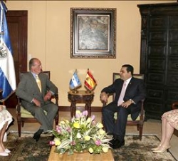 Don Juan Carlos y Doña Sofía conversan en la Casa Presidencial  con el Presidente salvadoreño y su esposa