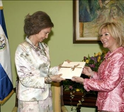 La Reina y la esposa del Presidente salvadoreño intercambian regalos en la Casa Presidencial