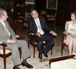 Los Reyes conversan con el presidente de la Corte Suprema de Justicia de El Salvador, Agustín García Calderón