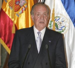 Don Juan Carlos interviene al comienzo de la cena de gala ofrecida por el Presidente salvadoreño, Elías Antonio Saca
