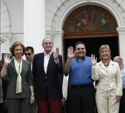 Los Reyes, con el Presidente de El Salvador y su esposa, en la Iglesia de Santa Lucía de Suchitoto