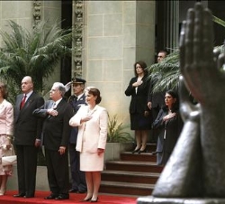 Los Reyes y el Presidente de Guatemala y su esposa, en la ceremonia de bienvenida oficial