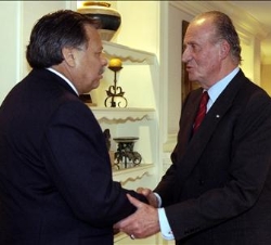 Don Juan Carlos recibe el saludo del Presidente del Congreso de Guatemala