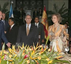 Sus Majestades, con el Presidente de Guatemala y su esposa, momentos antes de la Cena de Gala