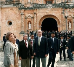 Sus Majestades los Reyes acompañados por el Presidente de Guatemala, Óscar Berger, y su esposa, Wendy Widmann, frente a la iglesia de San Pedro Las Hu