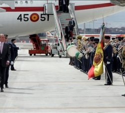 Don Juan Carlos, a su llegada al aeropuerto de Barajas