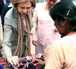 Doña Sofía durante su visita a un mercadillo de artesanía