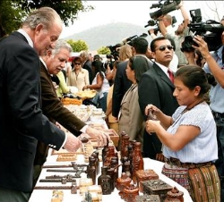 Don Juan Carlos durante su visita a un mercadillo de artesania