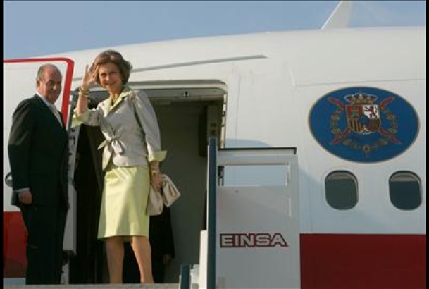 Sus Majestades los Reyes se despiden en el aeropuerto de Barajas momentos antes de partir hacia Luxemburgo