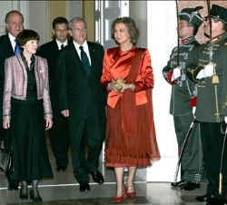 Sus Majestades los Reyes y el Presidente de Hungría y su esposa, a su llegada al Museo Nacional para asistir a la Cena de Gala